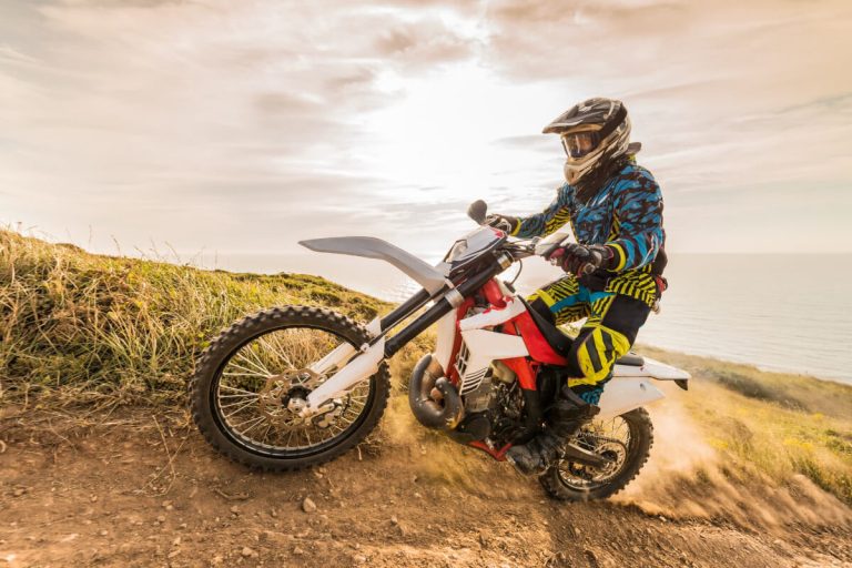 砂利道を駆け上がるライダー