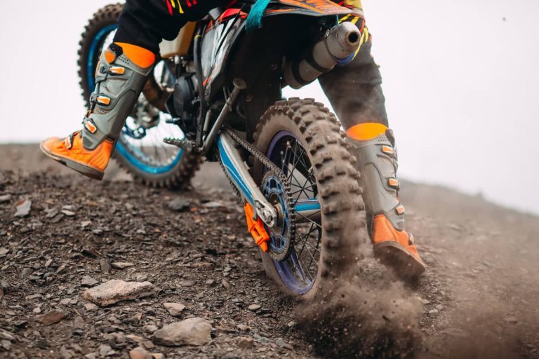 砂利道を走るライダー